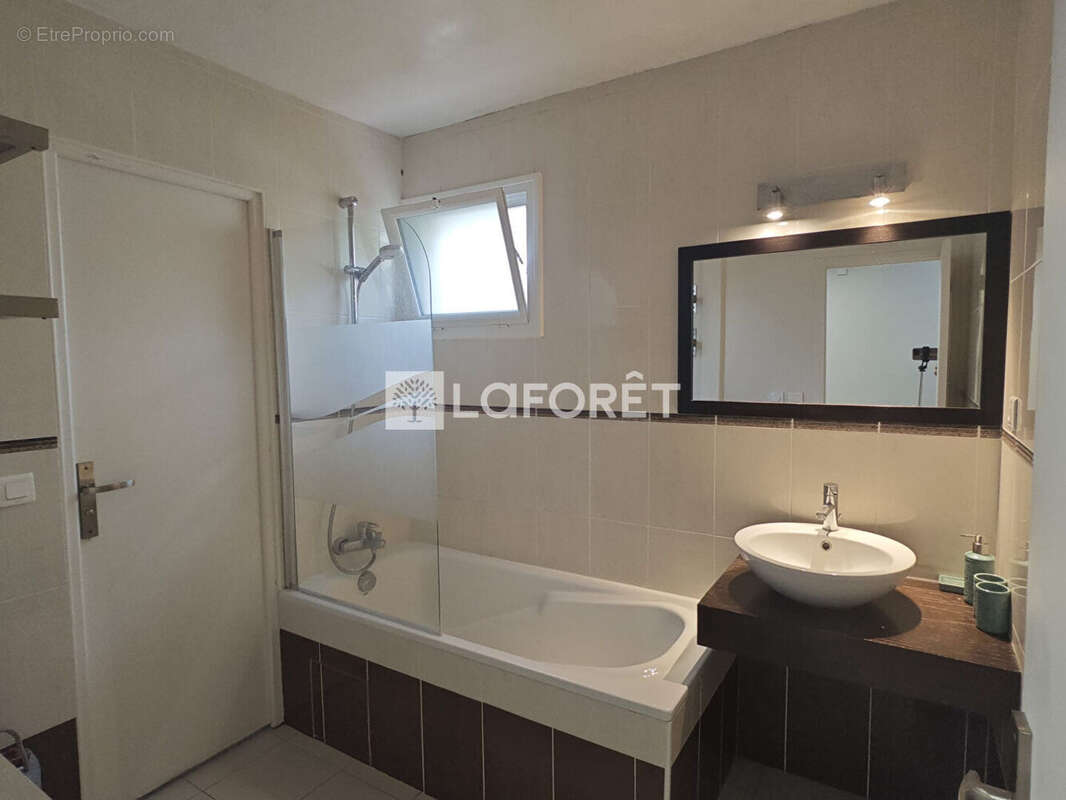 Saint Cloud 2P rénové 38 m², parking possible en sus - photo 4