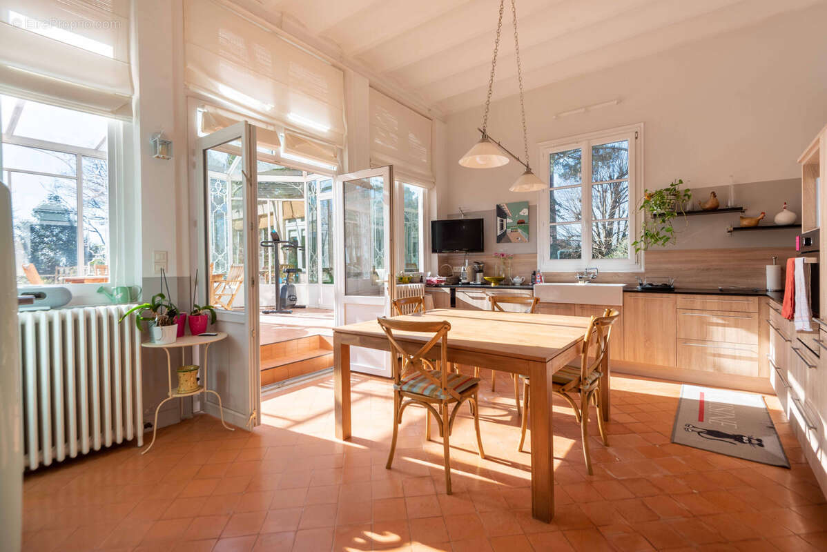 Demeure en pierre - 310 m2 - 5 ch - maison d'amis de 50 m2 - parc de 2386 m2 - photo 6