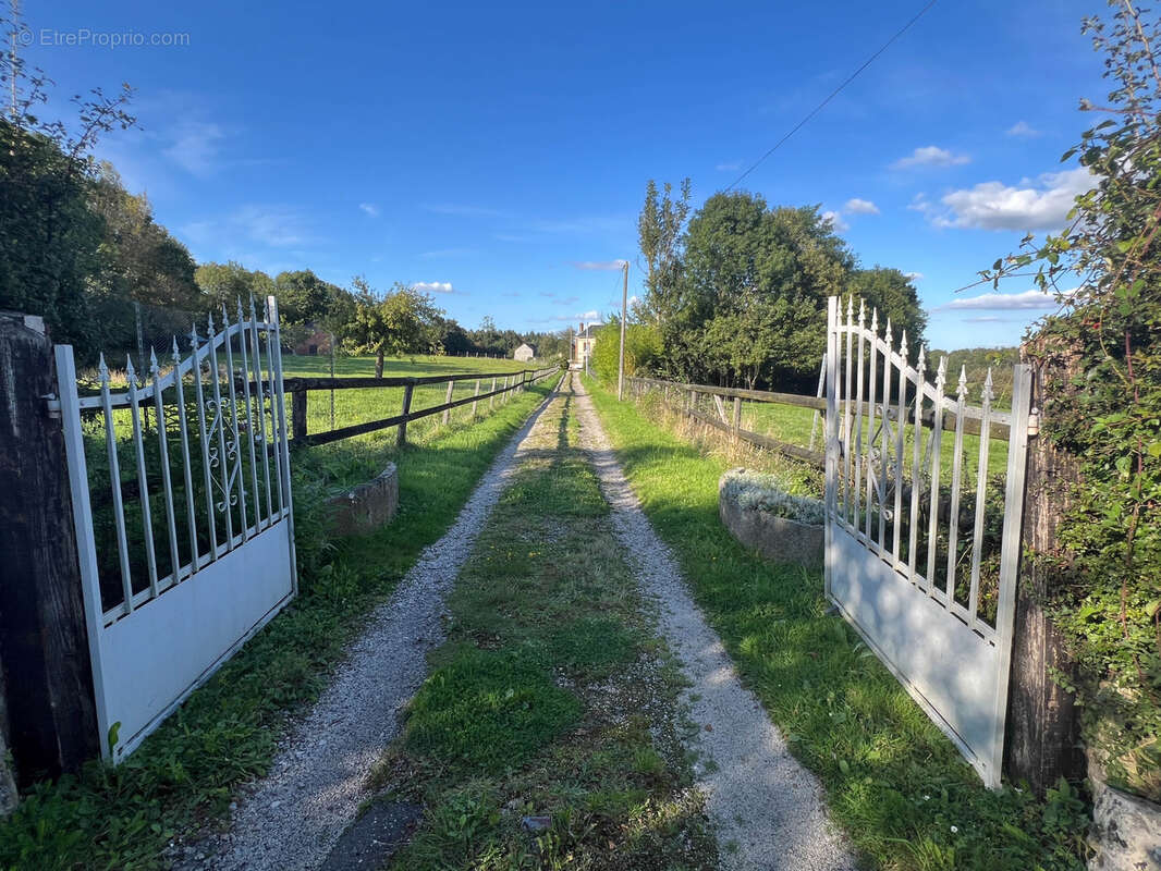 Maison de maître au fond d'une allée au calme avec annexes - photo 3