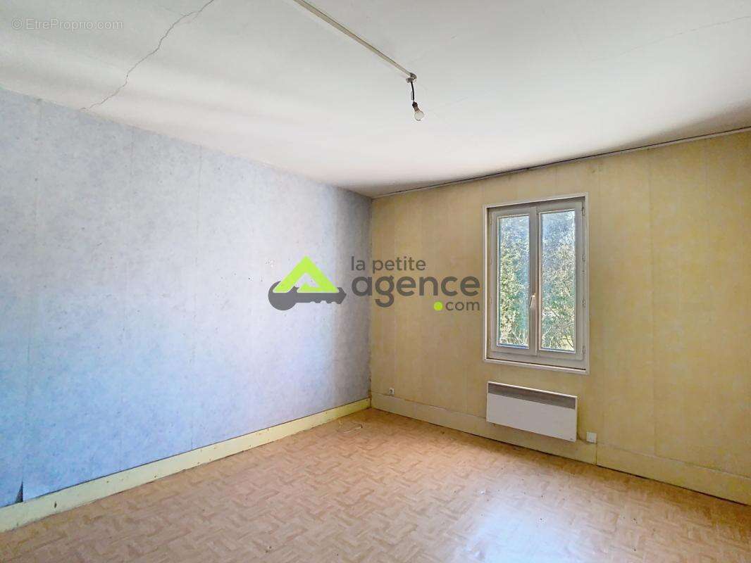 Maison à SAINT-MEDARD-LA-ROCHETTE