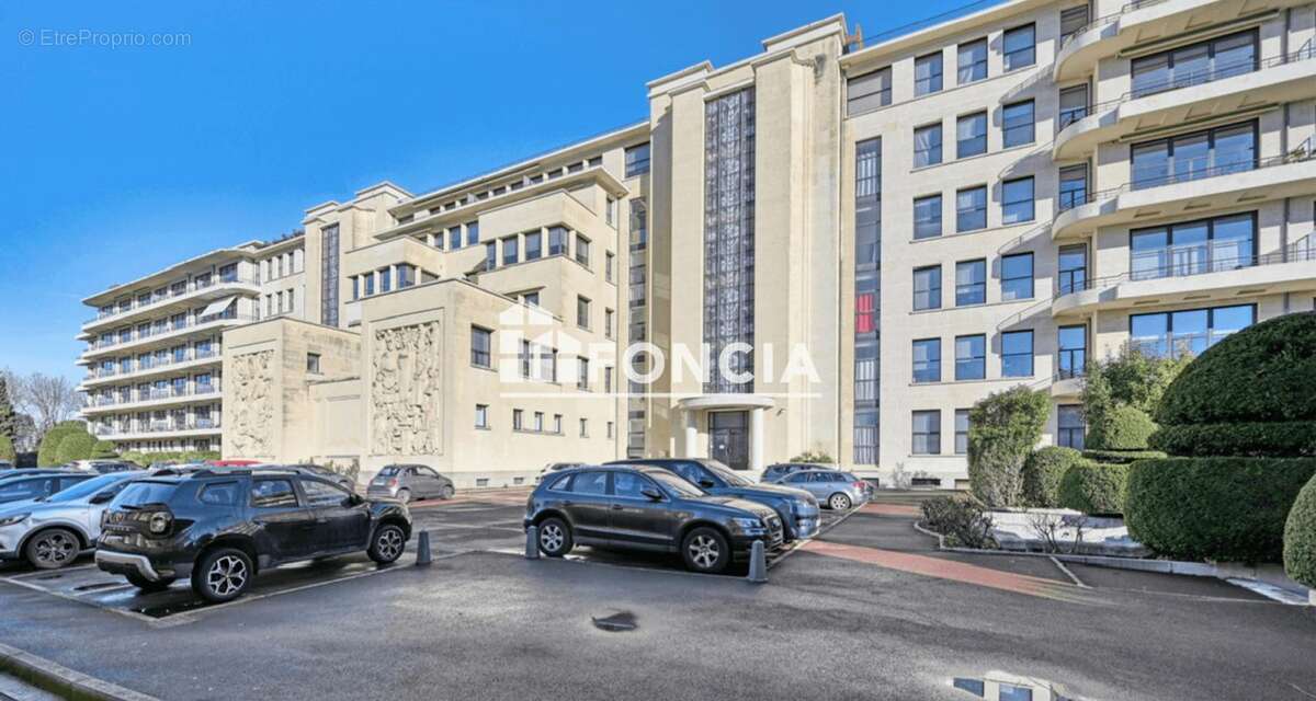 Adresse emblématique pour ce magnifique local vendu libre ! - photo 3