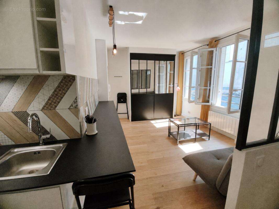Paris 17e – Rue Truffaut / Batignolles – 2 pièces au calme, rénové, meublé et prêt à vivre - photo 2
