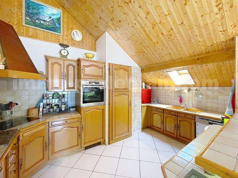 Appartement_T3_Annemasse_belle_superficie_prox_frontière_Suisse_tram_Ceva_direction_GENEVE_Frontaliers_Salon_Séjour_Cuisine