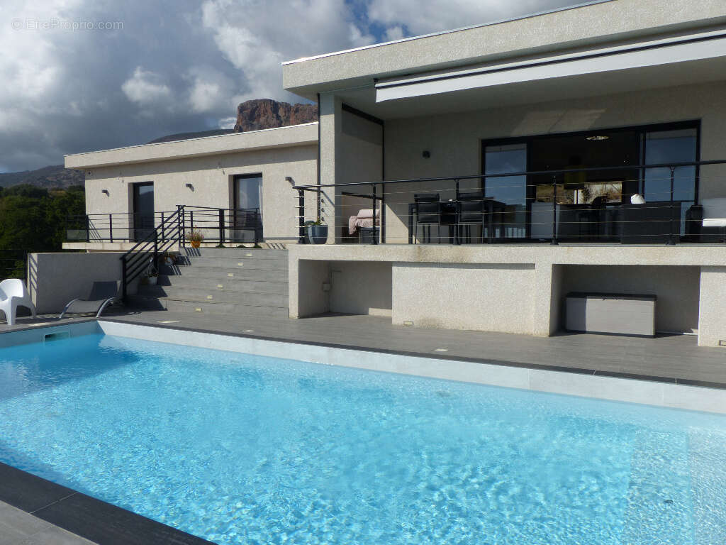 Villa Afa  contemporaine 6 pièce(s) 232 m2 F4+F2 avec piscine - photo 4