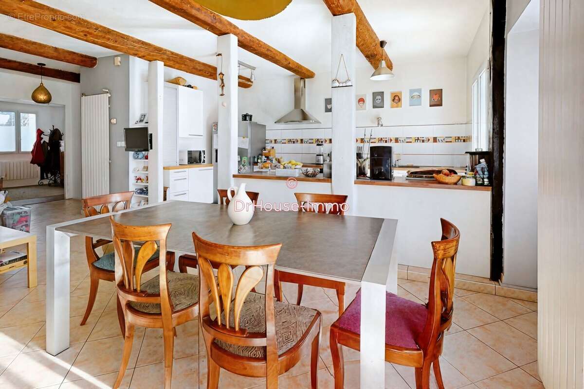 Maison 210 m² à Saint-Cannat  - photo 5