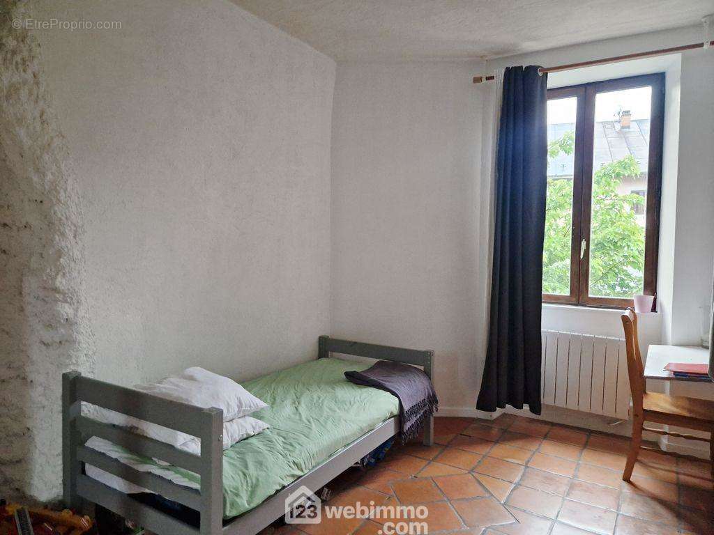 Une de 19m² et une avec une verrière donnant sur le salon. - Appartement à ALBERTVILLE