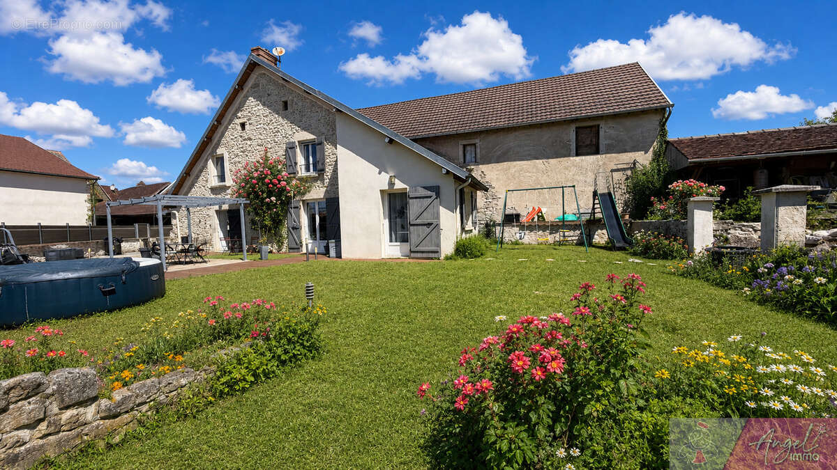 Maison à CHENEVREY-ET-MOROGNE