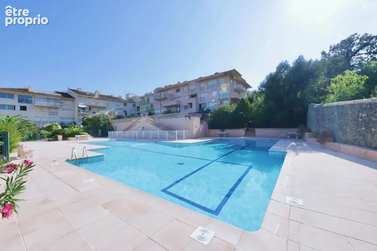 SAINT-TROPEZ : Appartement 4 pièces de 80 m² entièrement rénové, jardin de 100 m², piscine - photo 3