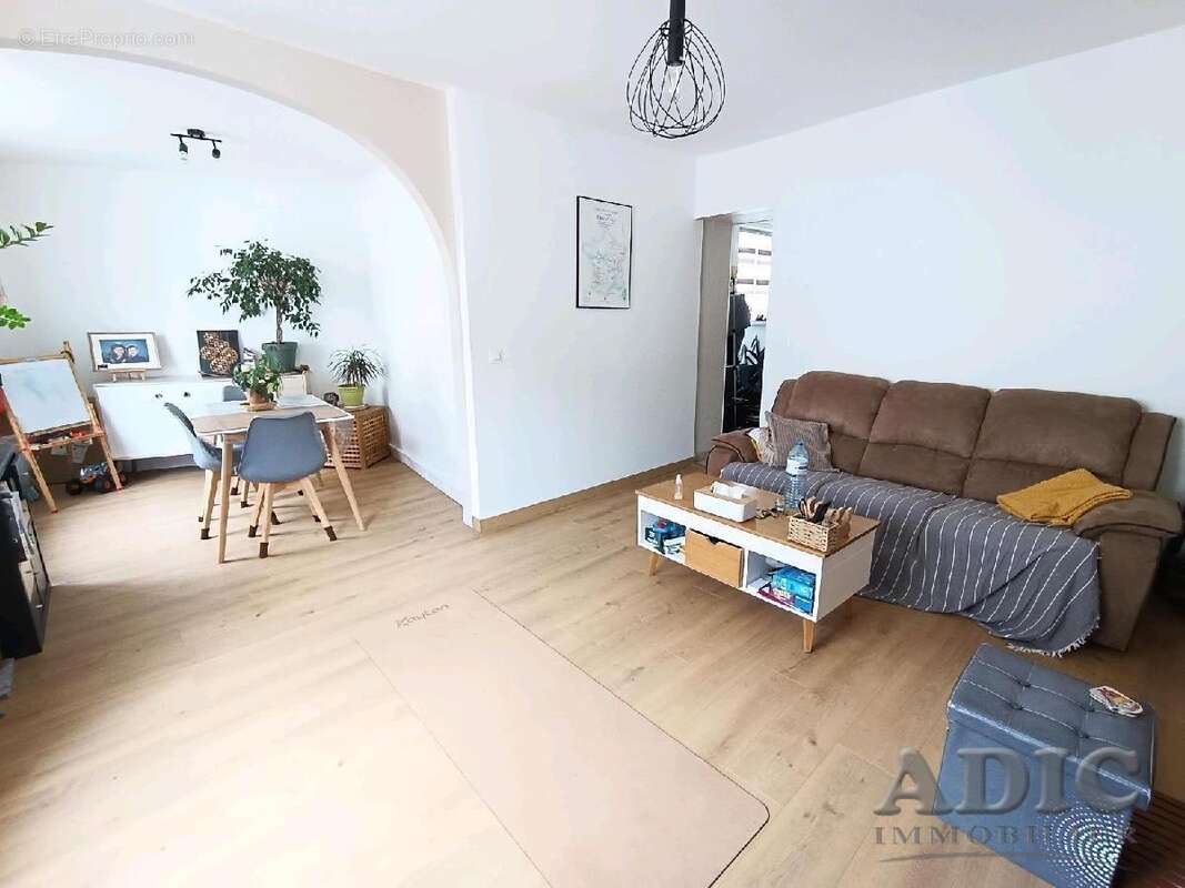 Maison à VER-SUR-LAUNETTE