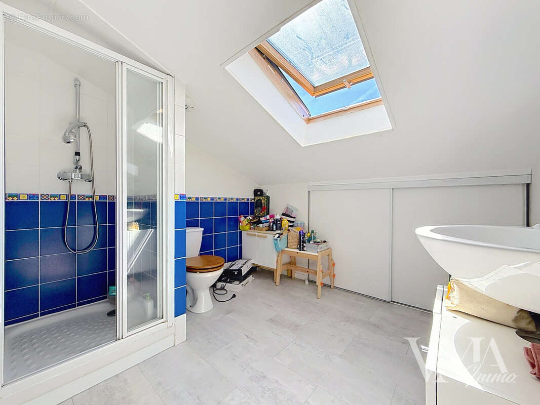 LA TOUR-DE-SALVAGNY   Maison familiale 7 pièces avec piscine 650 000 €  146 m2 Carrez  Terrain 631 m2 - photo 18