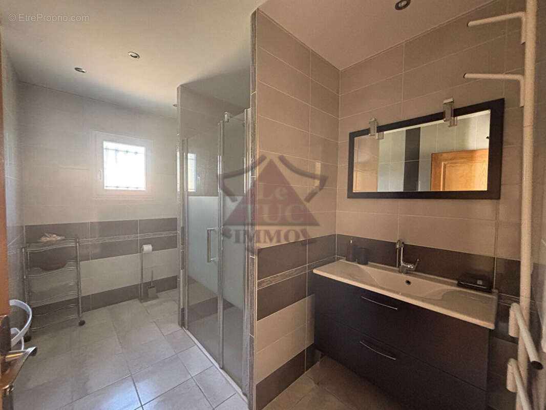 Maison à SAINT-JEAN-DE-MARUEJOLS-ET-AVEJAN