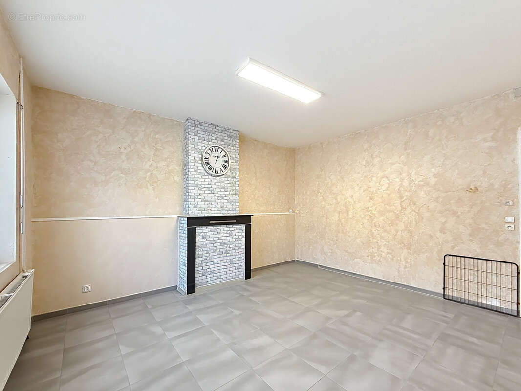 Maison à QUIEVRECHAIN
