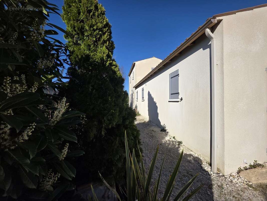 Maison à SAINT-LAURENT-DE-LA-PREE