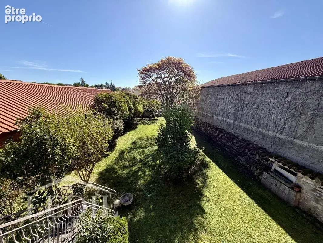Ensemble de caractère en pierre en centre ville avec jardin et terrasse - photo 8