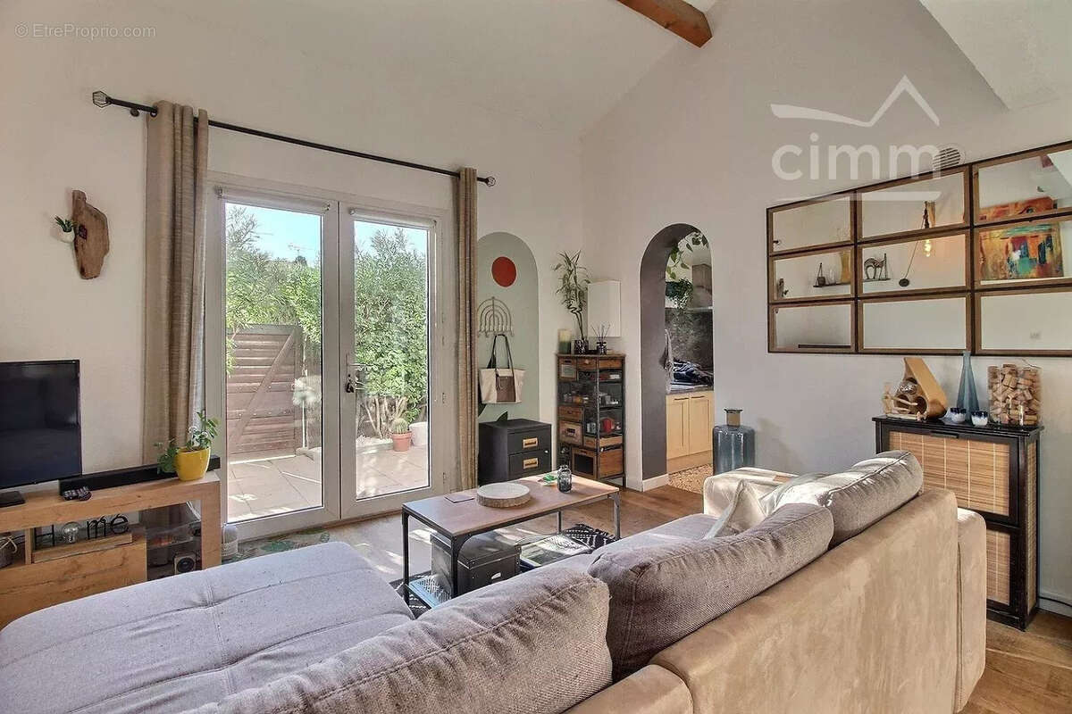 Maison à VIC-LA-GARDIOLE