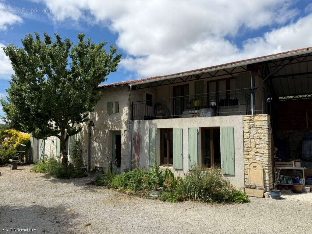 Maison de Caractère avec 5 Chambres Avec Terrain, 6 Minutes d'Aunac-Sur-Charente - photo 29