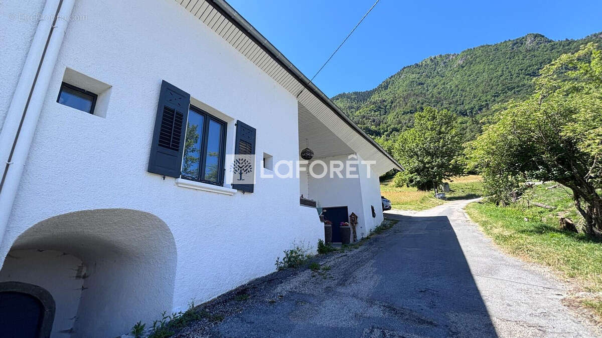 Maison familiale de caractère à Mercury de 175 m² avec dépendances et vaste grange d'environ 200 m - photo 12