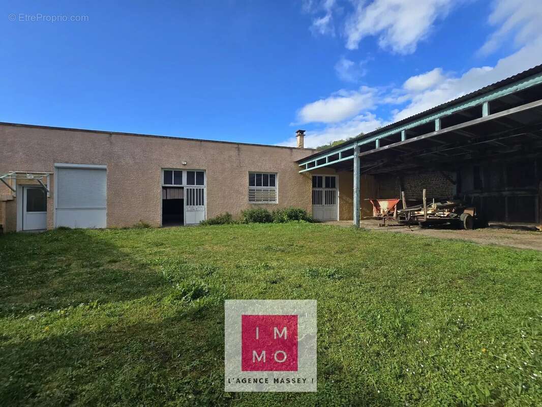 Maison à VILLECOMTAL-SUR-ARROS