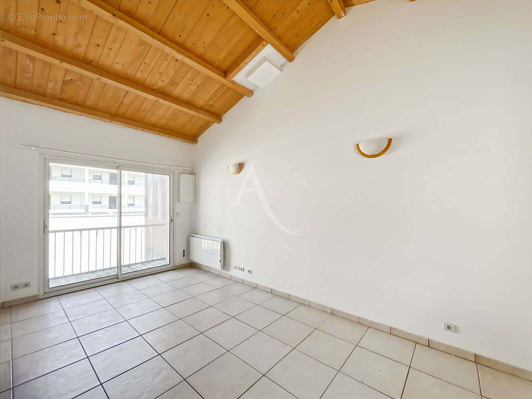Ensemble immobilier avec local commercial en RDJ et T2 mezzanine à l'étage - photo 9