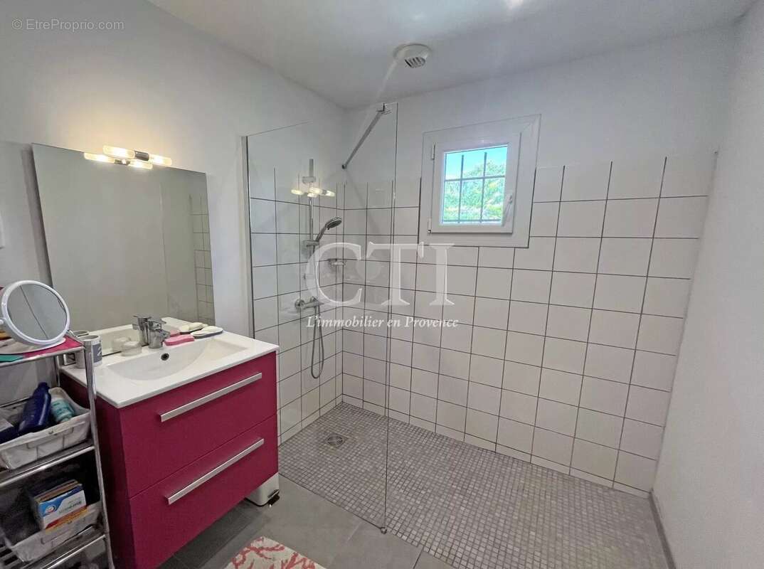 Charmante villa de plain-pied avec beau terrain arboré et clos de 2 627 m² - photo 16