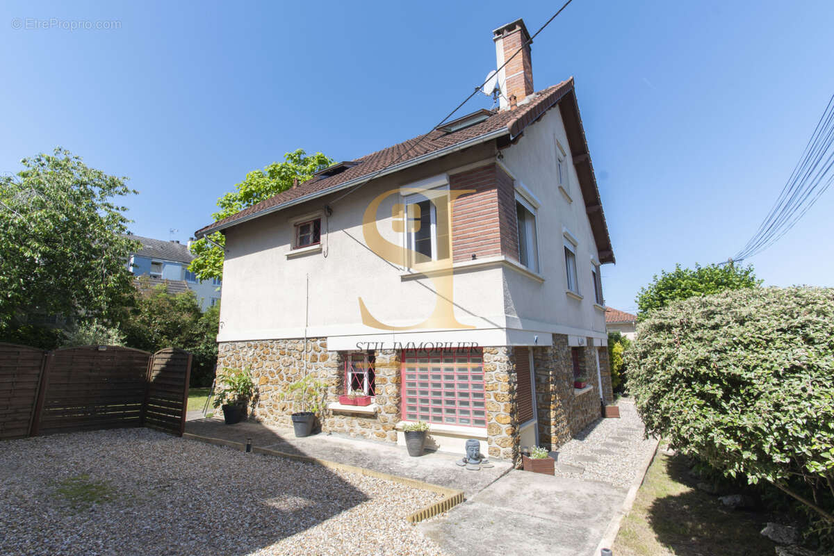 Maison à SAINTE-GENEVIEVE-DES-BOIS