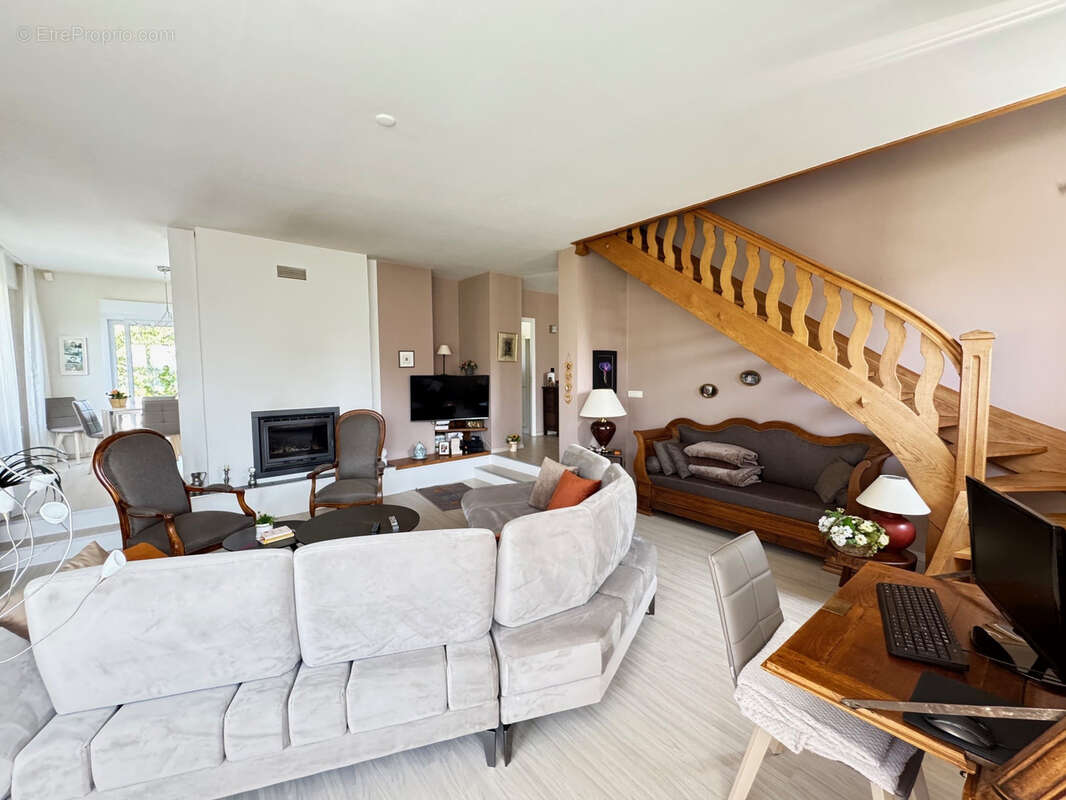 VALDOIE - Maison T5 avec piscine (Réf VB3634) - photo 7