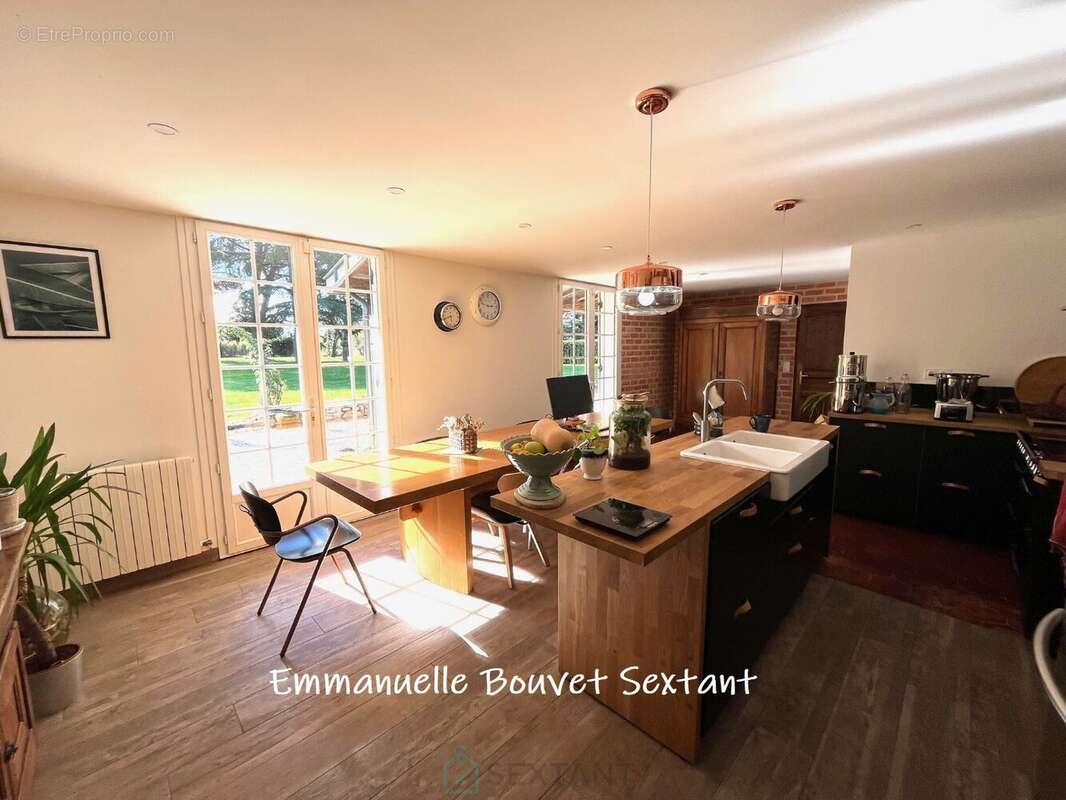 Maison en pierres, 4 chambres, 2 sde, garage, car-port, atelier, véranda, sur 4750 m2 clos. - photo 3