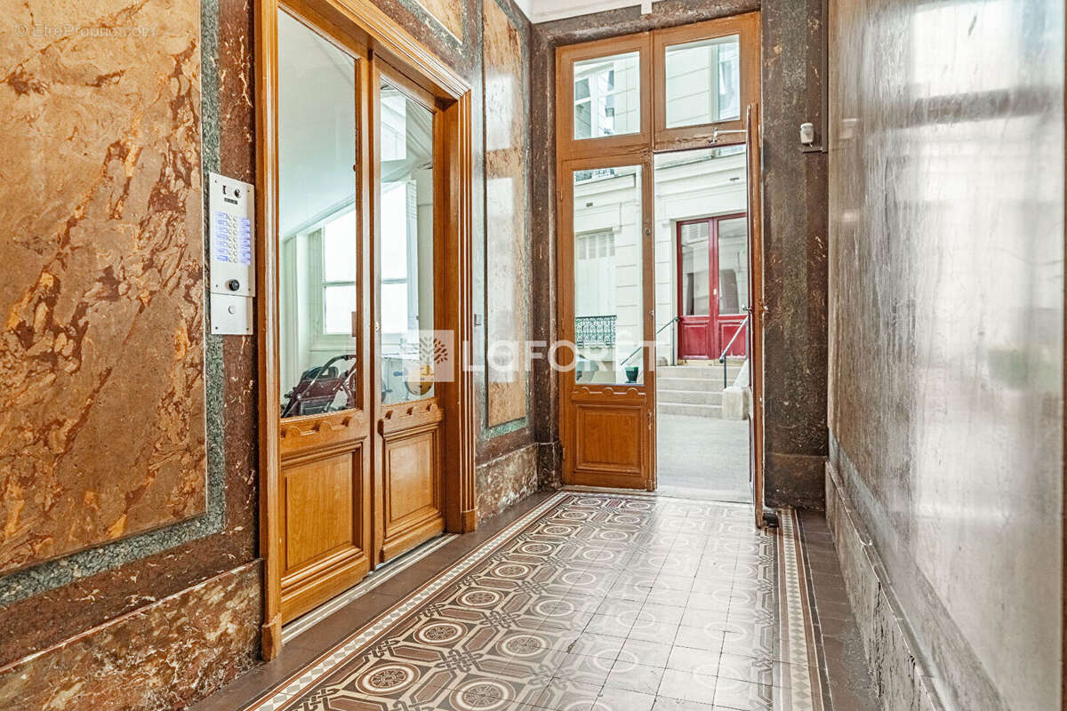 Proche place wagram - bel immeuble - 2 pieces - elegant - au calme - photo 15