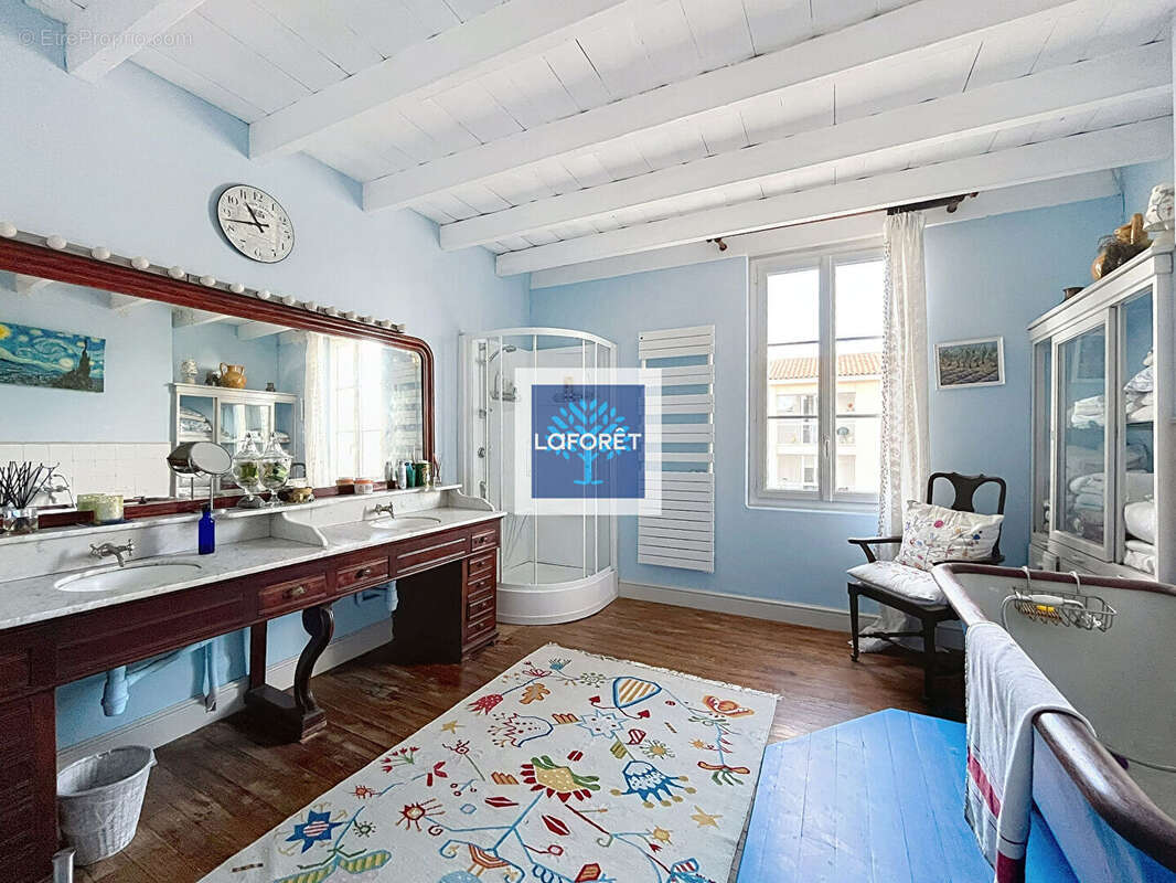 Maison à BUSSAC-FORET