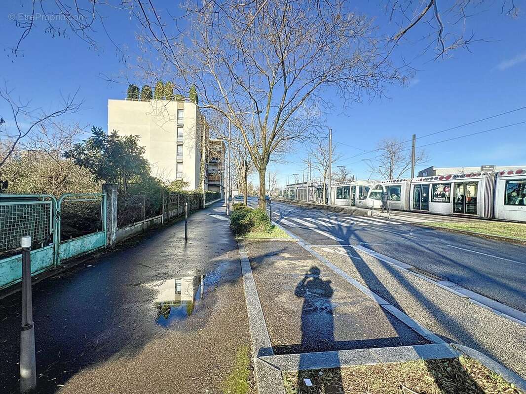 Terrain à VENISSIEUX