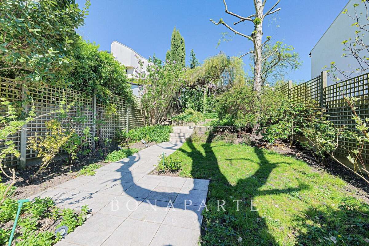 Maison d’architecte – 316 m² habitables – Dépendance indépendante – Piscine intérieure – Sous-sol total – Jardin paysagé de 800  - photo 27