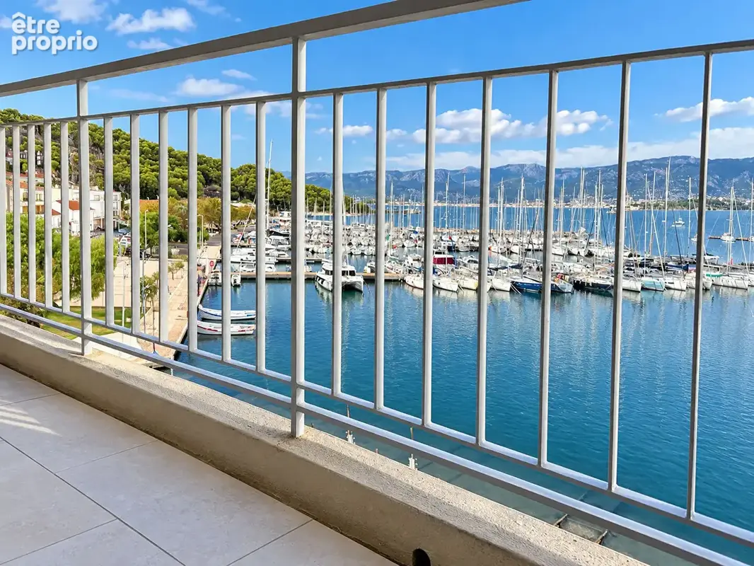 ** Sur le Port - VUE MER ** APPARTEMENT 3 Pièces **  Climatisé ** Dernier étage avec Ascenseur ** (83430)  SAINT MANDRIER SUR ME - photo 2