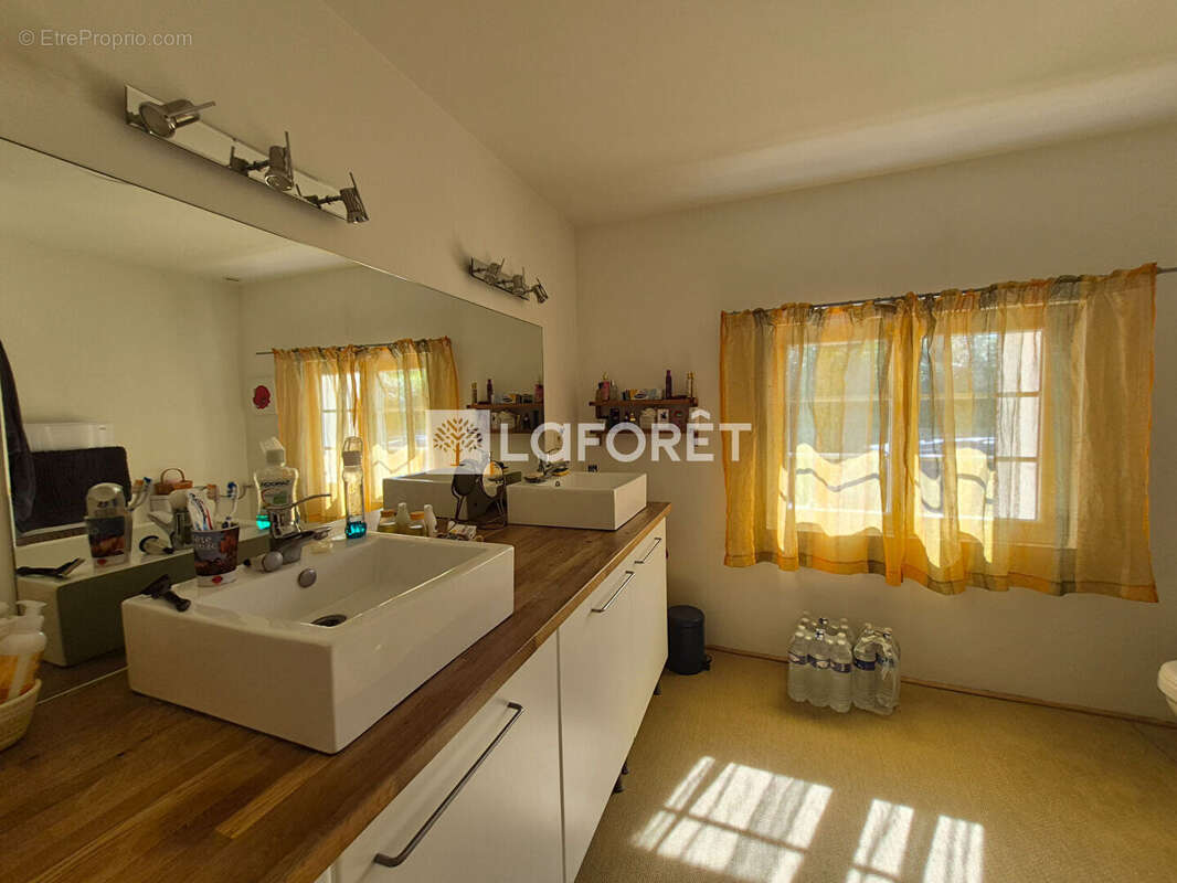 Maison d'habitation avec 2 gîtes au calme et garage. - photo 6