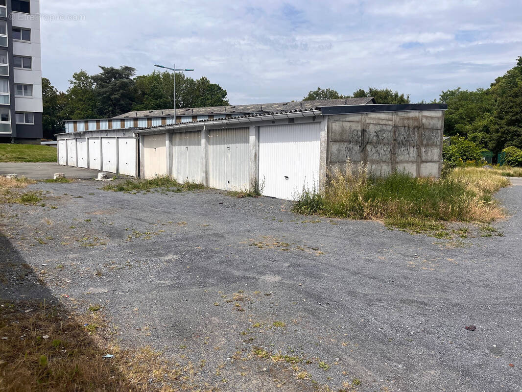 Parking à SAINT-AMAND-LES-EAUX