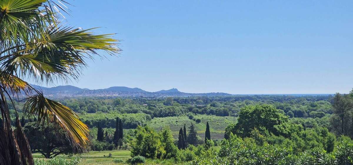 Autre à ROQUEBRUNE-SUR-ARGENS
