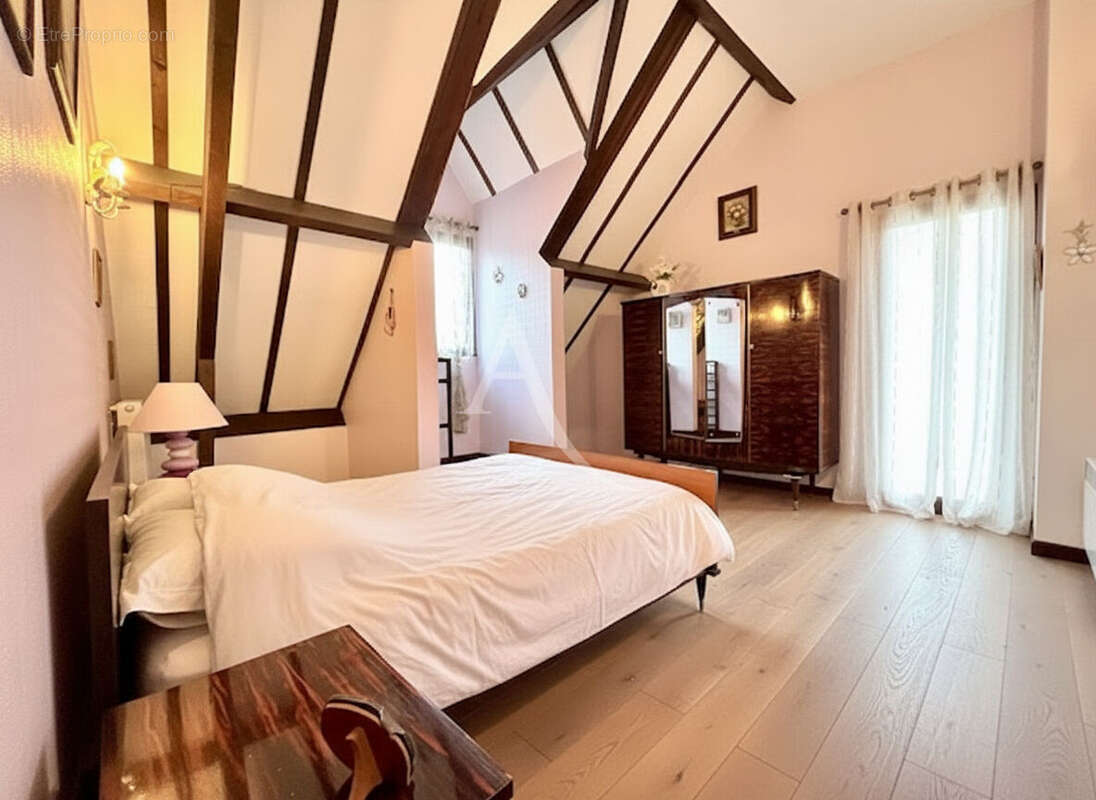 Maison 258 m² à Villeneuve-Saint-Denis  - photo 12