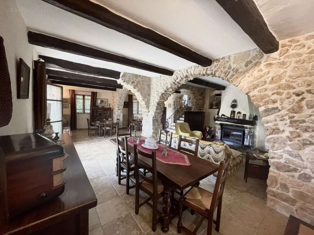 Maison à CHATEAUDOUBLE