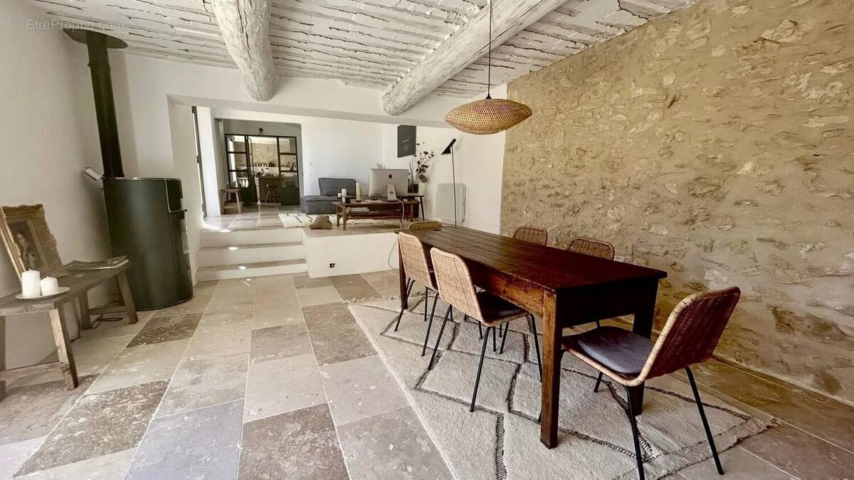 Maison à SAINT-SATURNIN-LES-APT