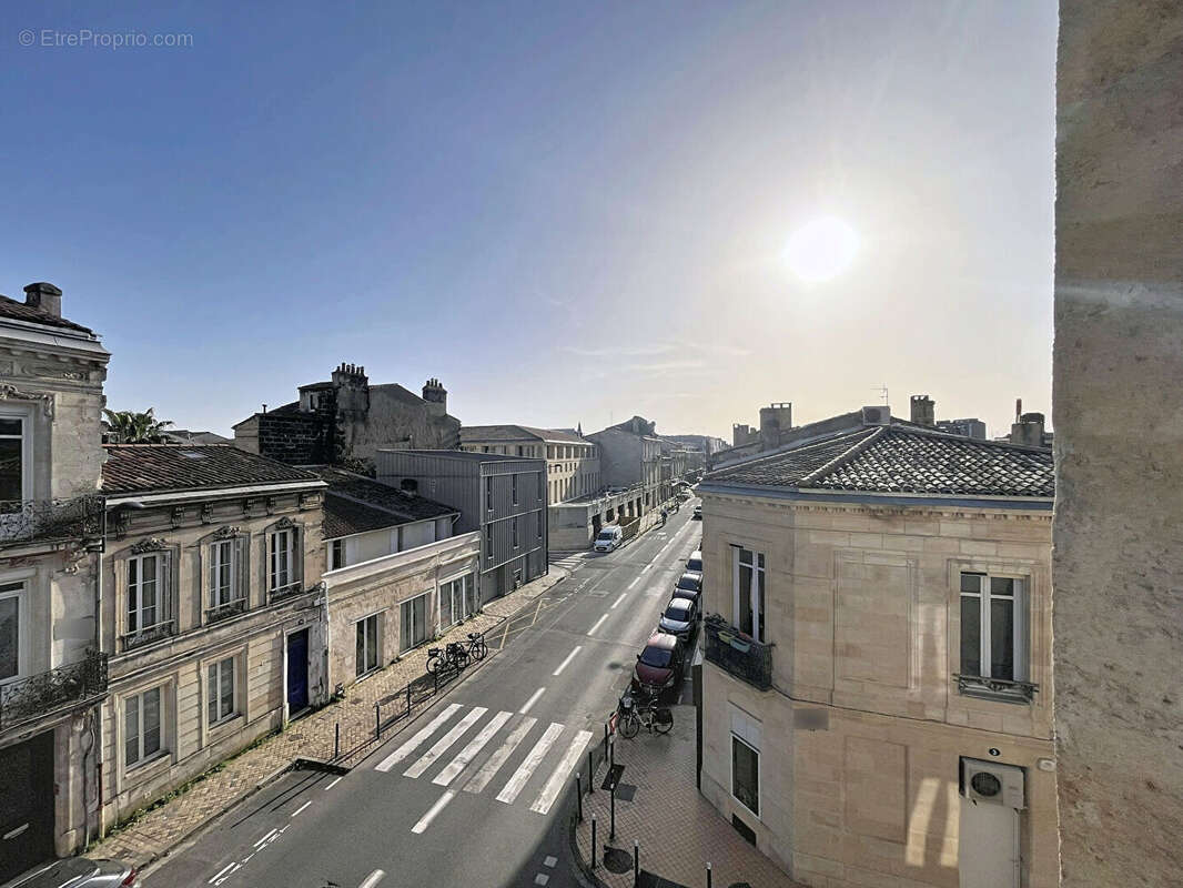 Un appartement de caractère baigné de lumière - pierres apparentes et parquet - photo 3