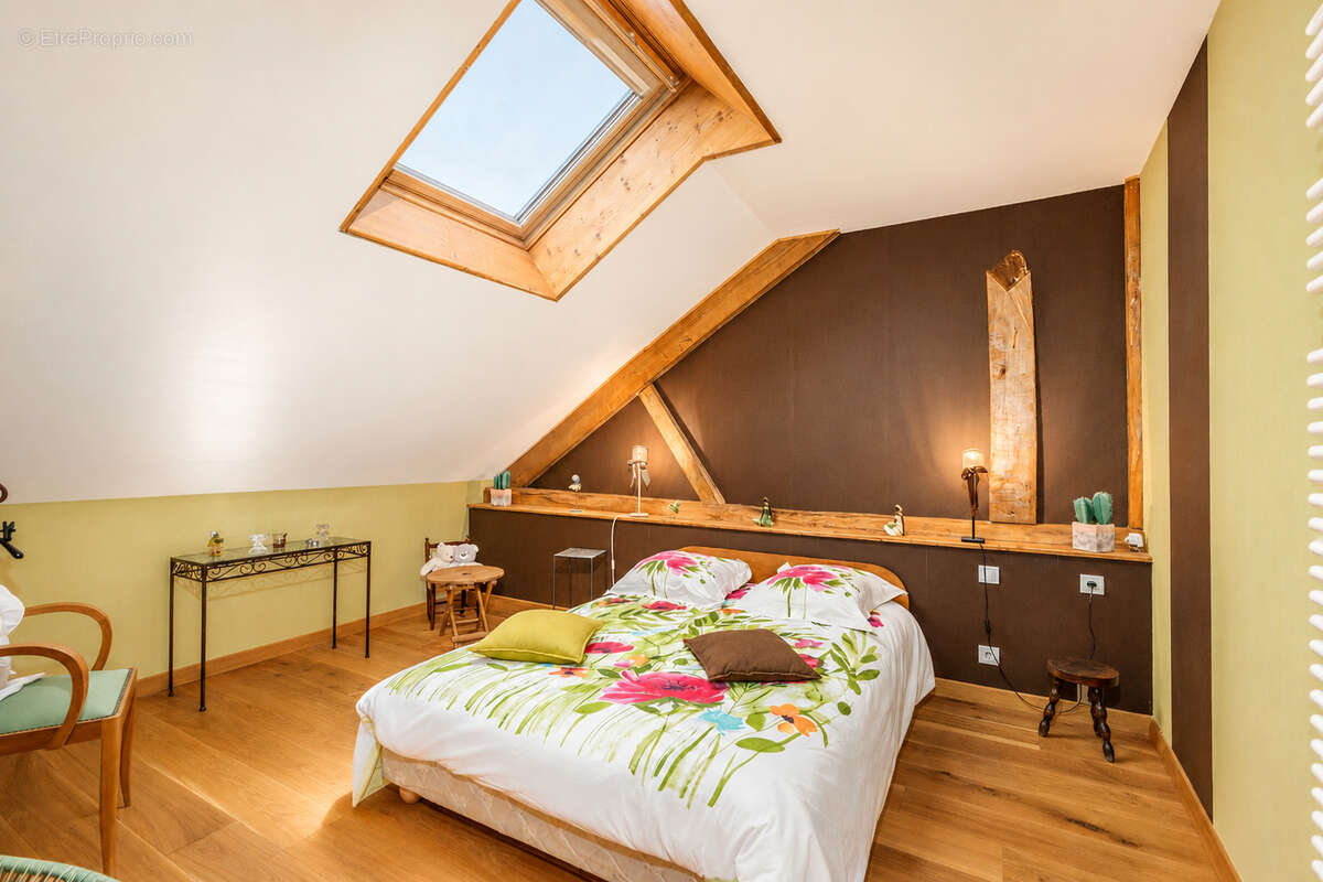 Maison de caractère en pierre - Volumes exceptionnels et art de vivre - Double garage - Bassin naturel - photo 12