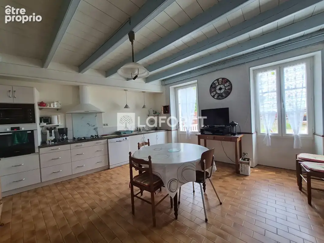 Ensemble immobilier avec maison en pierre, vastes dépendances et jardin. - photo 3