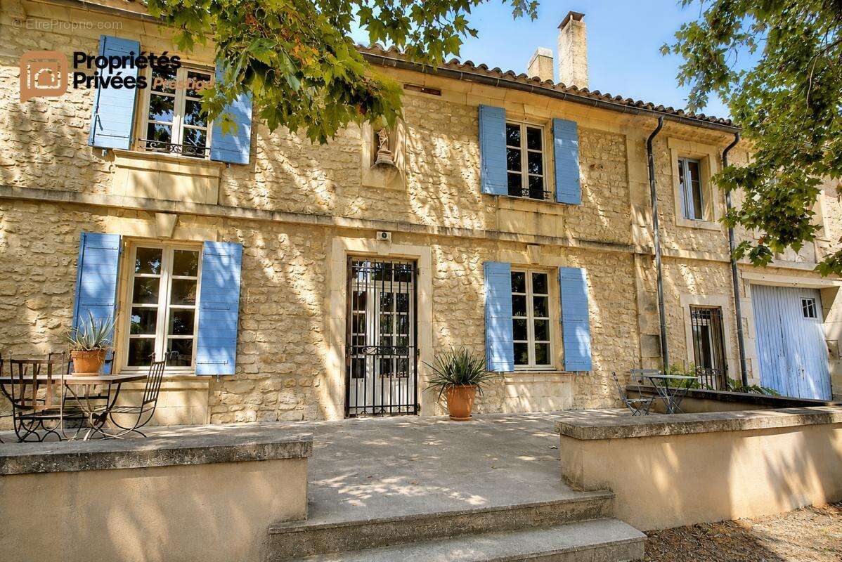 TARASCON  EN EXCLUSIVITÉ  Exceptionnel mas en pierre rénové de 364 m² habitables, offrant près de 944 m² bâtis sur un terrain cl - photo 2
