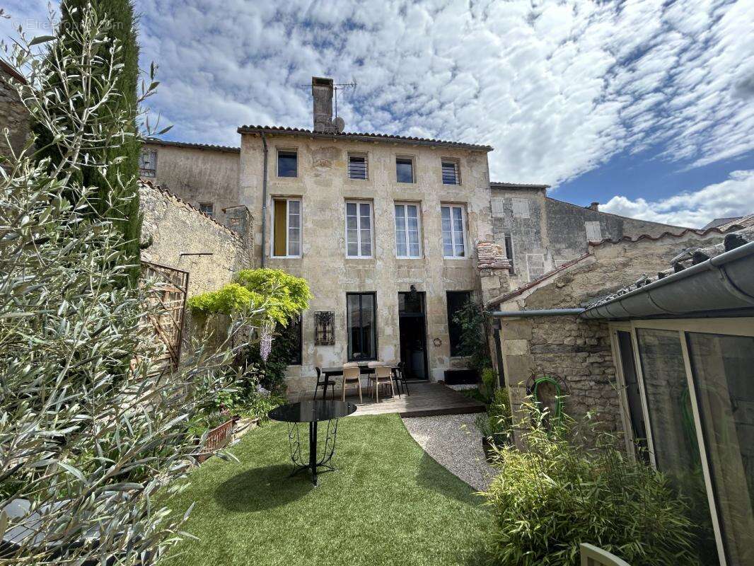 Maison à SAINT-JEAN-D'ANGELY