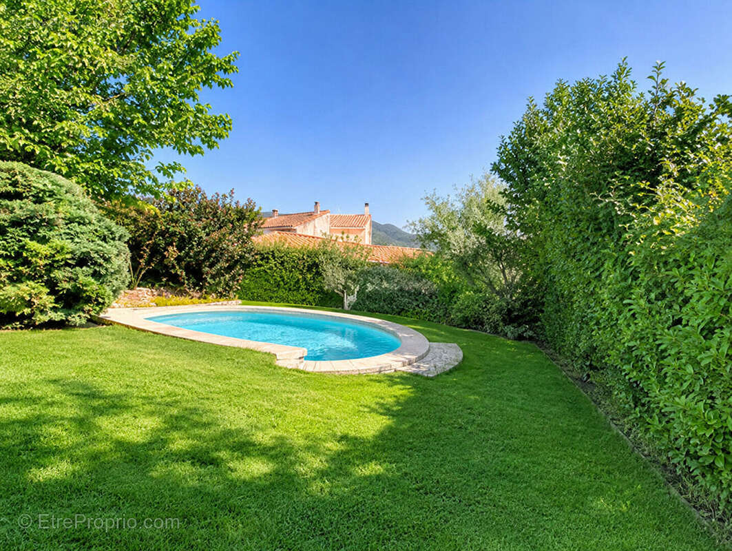 Maison - T6 - 200 m² - photo 2