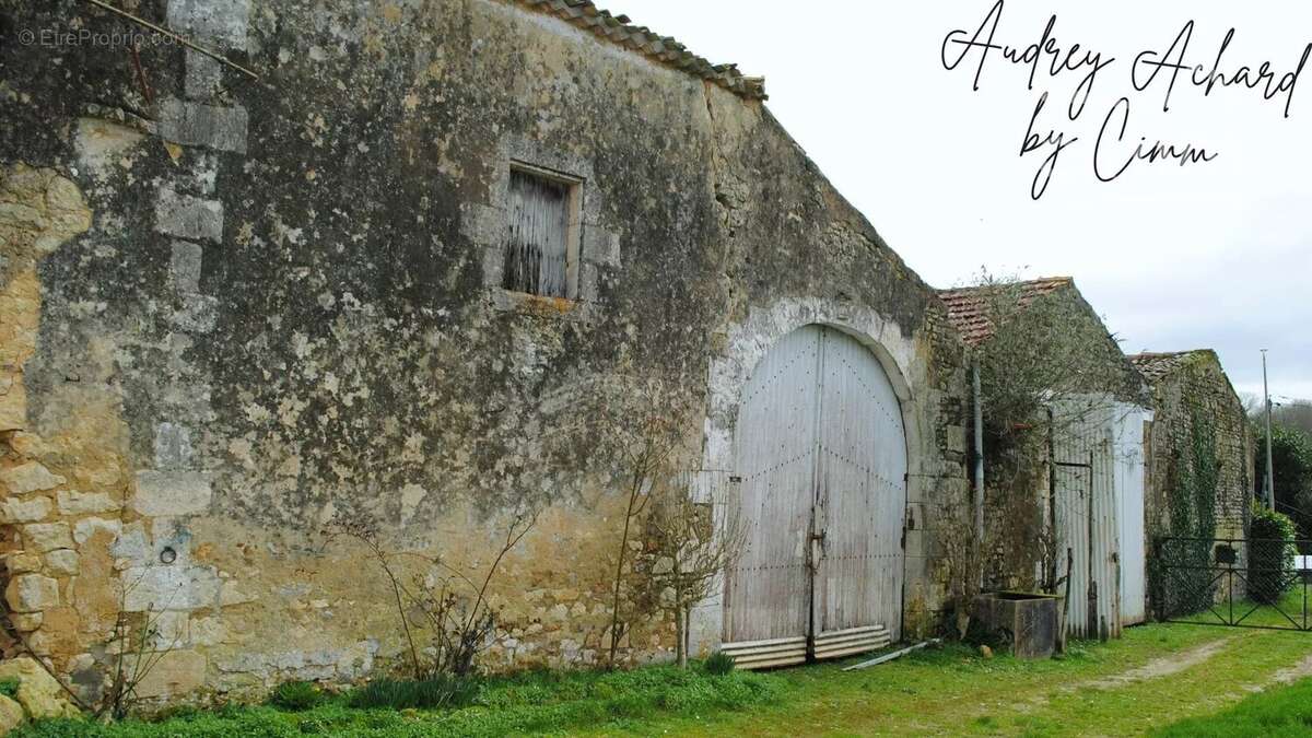 Maison à SAINT-GENIS-DE-SAINTONGE