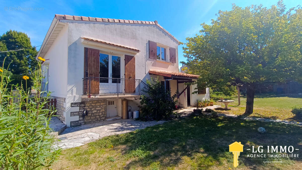 Maison de bourg, 4ch, studio, garages sur 971 m2 de terrain - photo 2