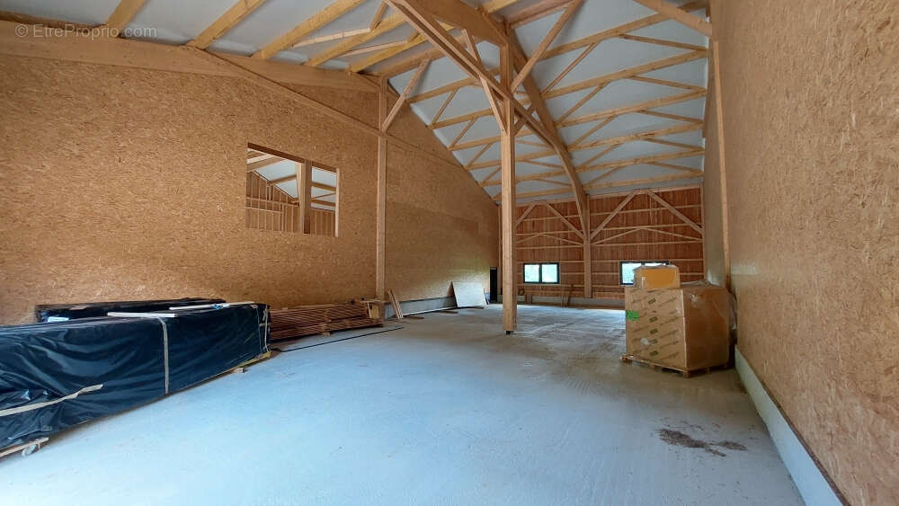Propriété equestre  de 26.6 hectares avec 2 bâtiments et partie habitation de 370m2 - photo 6