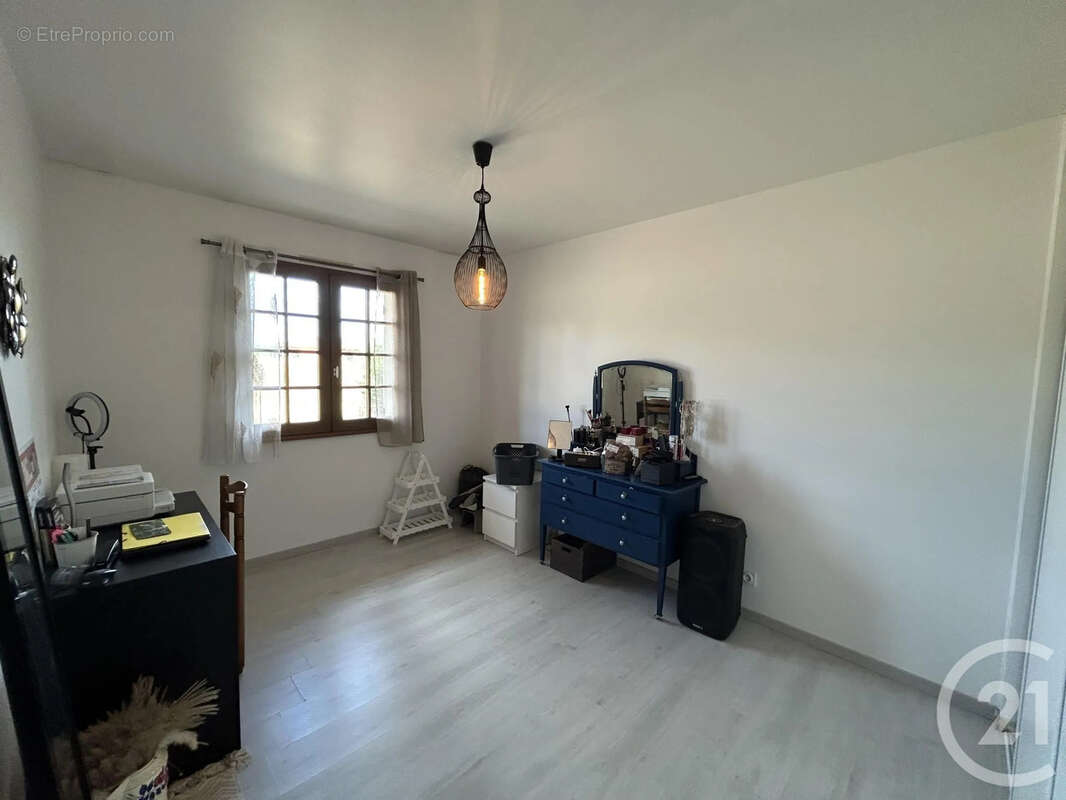 Maison 205 m² à Les Eglisottes-Et-Chalaures  - photo 7