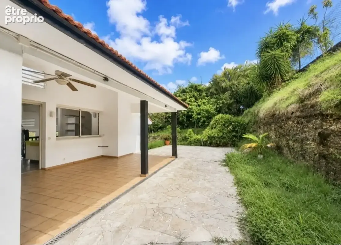 A vendre - Fort de France – Quartier Didier - Maison d'architecte – 7 Pièces – 4 Chambres + Petit T2 Indépendant - photo 11