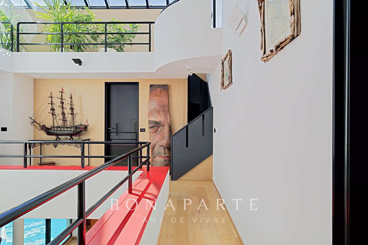 Maison d’architecte – 316 m² habitables – Dépendance indépendante – Piscine intérieure – Sous-sol total – Jardin paysagé de 800  - photo 13
